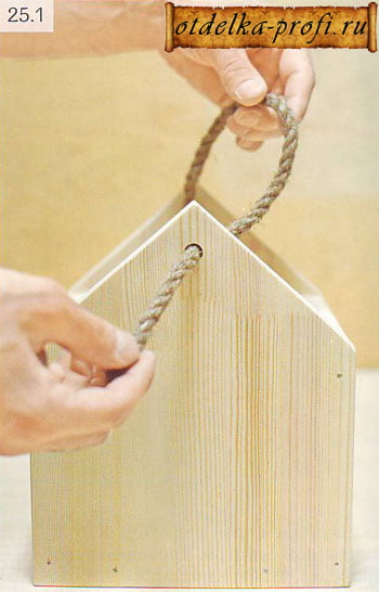 Продеваем веревку в отверстие и завязываем узел