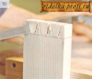 Ножовкой пропиливаем древесину с внутренних сторон разметочных линий
